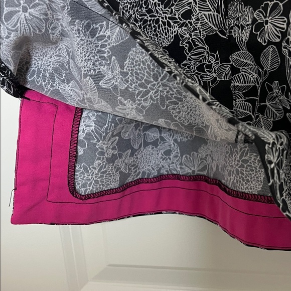 Vera Bradley Scrubs Short Sleeve Top Black White Floral Medium - Picture 4 of 6